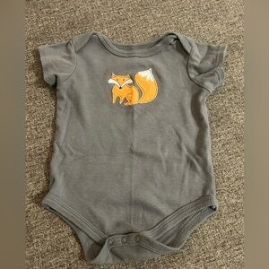 🌺 HB Gray Fox Print Kids One Piece bodysuit onesie. Size 9-12 months